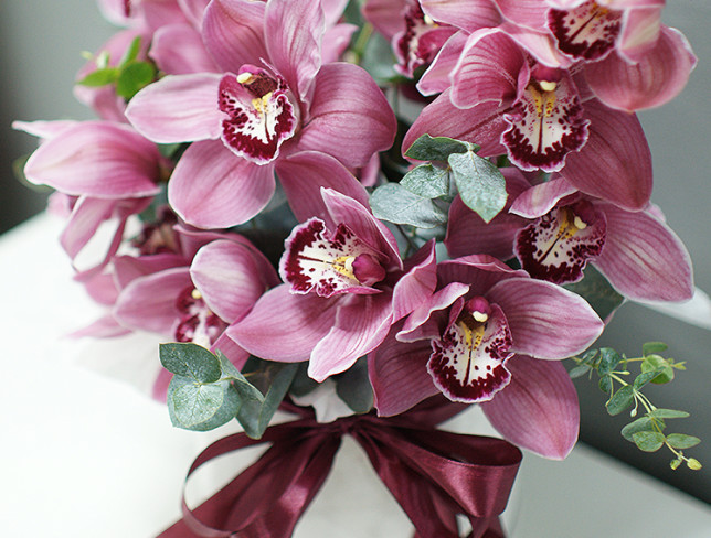 Коробка с розовыми орхидеями Фото